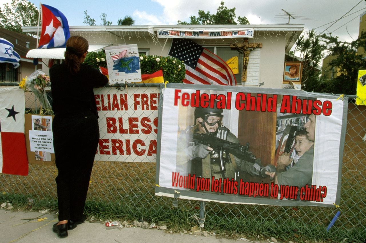 Protestas en Miami con la imagen de los agentes estadounidenses apuntado a Elián González.