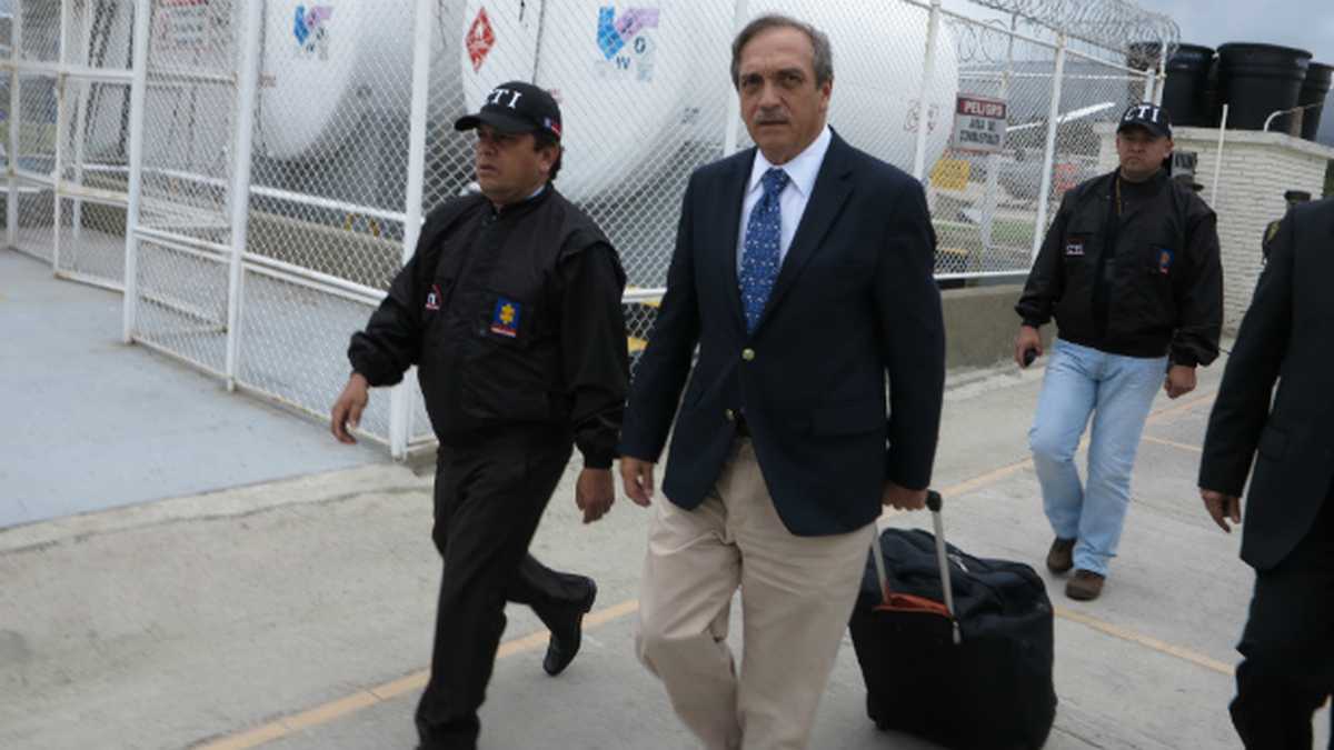 Luis Alfredo Ramos a su llegada al búnker de la Fiscalía en Bogotá, al mediodía de este jueves.