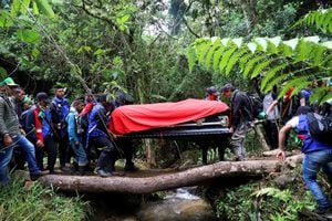 Indígenas de la tribu Nasa asisten al funeral de Albeiro Camayo, excoordinador regional de la Guardia Nacional Indígena, asesinado por disidentes de las Fuerzas Armadas Revolucionarias de Colombia (FARC), según informó la Asociación de Cabildos Indígenas del Norte del Cauca (ACIN), en Mondomo, Colombia 27 de enero de 2022. Foto REUTERS/Juan B Diaz 