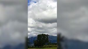 Foto del momento en que el soldado se lanzó y su paracaídas no se abrió, en Tolemaida