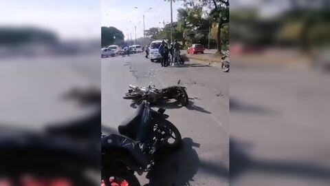 Varias motocicletas quedaron en el suelo tras el accidente.