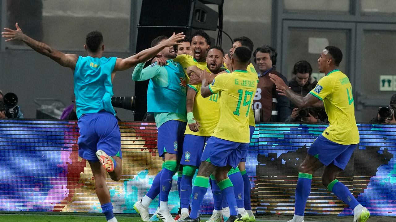 Marquinhos de Brasil celebra con sus compañeros después de anotar el primer gol de su equipo contra Perú durante un partido de clasificación para la Copa Mundial de la FIFA 2026 en el Estadio Nacional de Lima, Perú, el martes 12 de septiembre de 2023. (Foto AP/Guadalupe Pardo)