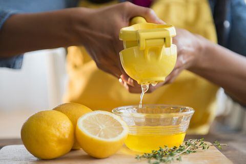 Una infusión a partir de las hojas de la planta y acompañarlas con zumo del limón puede traer múltiples beneficios.