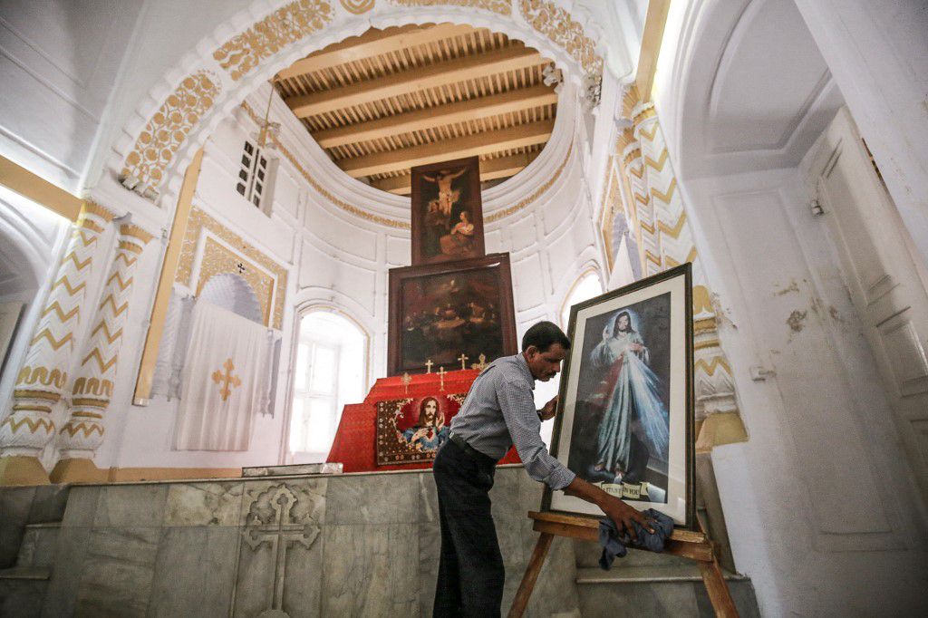En esta foto tomada el 11 de febrero de 2021, el devoto hindú Shankar Ghosh trabaja en el interior de una iglesia armenia en Dhaka.  Foto de Rehman Asad / AFP