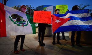 Activistas en Los Ángeles protestan denunciando al presidente estadounidense Joe Biden por excluir a Cuba, Venezuela y Nicaragua de la Cumbre de las Américas, el 2 de junio de 2022. - La cumbre se realizará en Los Ángeles a partir del 6 de junio. (Foto de Frederic J. MARRÓN/AFP)