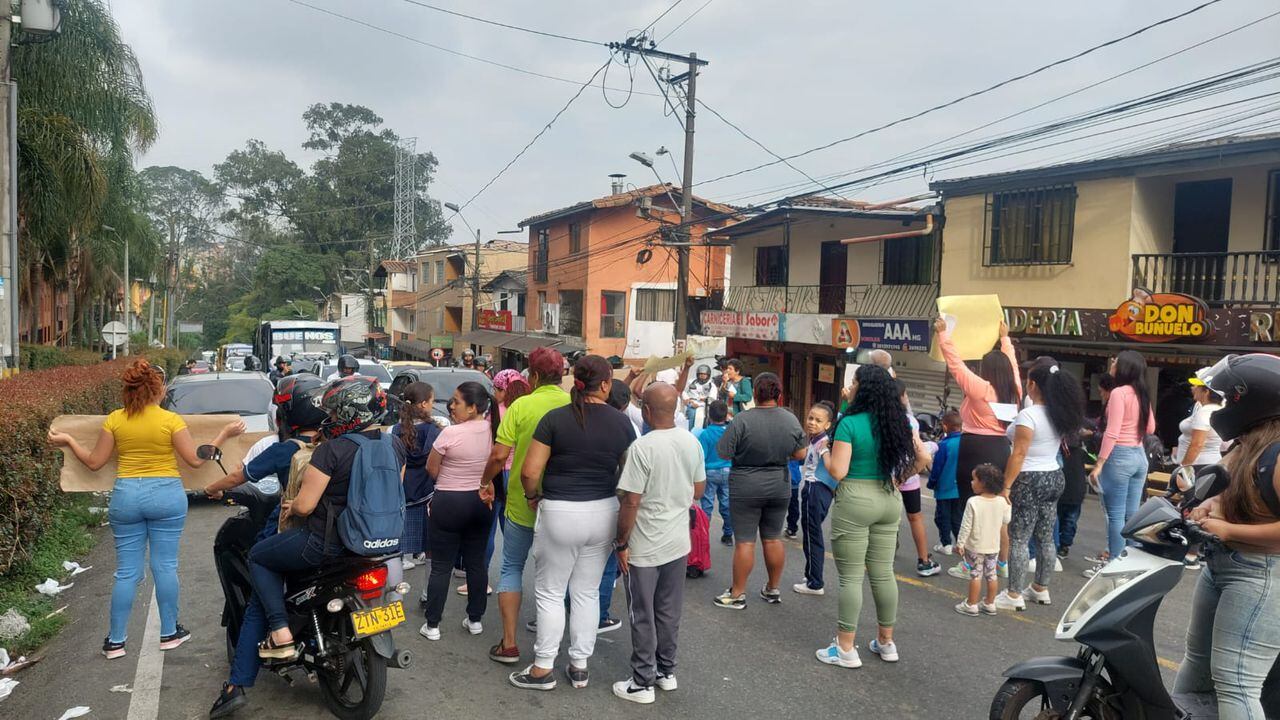 Estudiantes bloquearon la vía a Santa Elena en Medellín porque los desalojaron de la sede educativa.