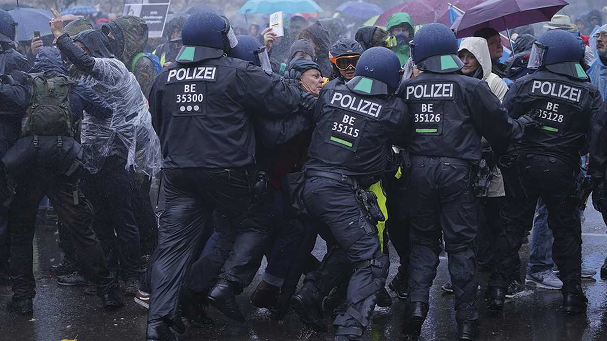 Cientos de personas salieron a las calles de Berlín esta semana a protestar en contra de las medidas con las que el gobierno pretende controlar la segunda ola de contagios. 