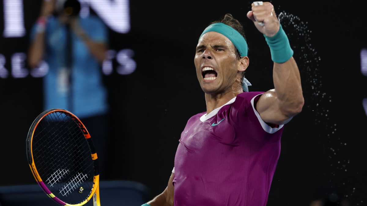 Rafael Nadal al ganar un punto durante la final del Abierto de Australia ante Daniil Medvedev, el domingo 30 de enero de 2022. (AP/Hamish Blair)