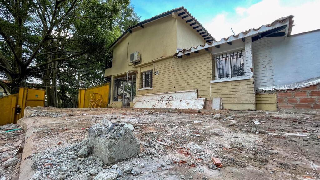Autoridades verificaron la orden de demolición de un predio en Medellín donde Roberto, hermano de Pablo Escobar, tenía un museo sobre su historia.