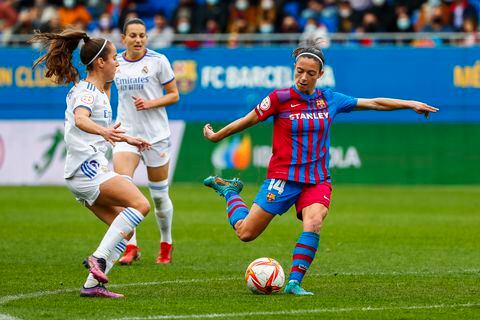 Aitana Bonamati del Barcelona dispara el balón superando a Maite Oroz del Real Madrid en encuentro de la liga femenina. (AP Foto/Joan Monfort, File)