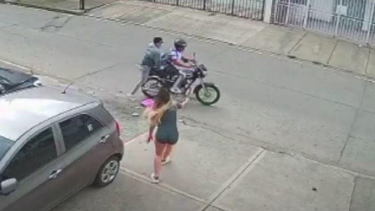 Ladrones en motocicleta interceptaron a una mujer y la atracaron en el barrio Alameda de Cali.