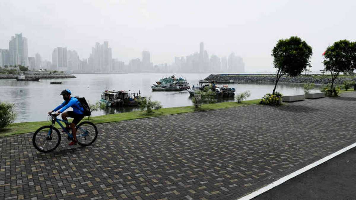 Un hombre anda en bicicleta en medio de la pandemia del nuevo coronavirus en Ciudad de Panamá.