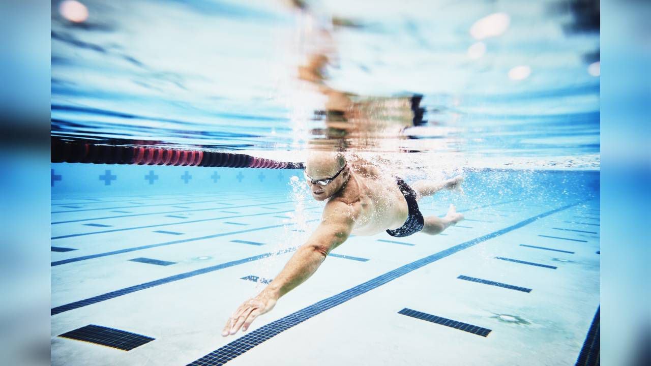 La natación es una de las disciplinas deportivas recomendadas para mejorar el estado de ánimo, así lo señala Harvard Medical School. Foto: GettyImages.