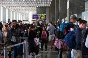 Los viajeros esperan en fila frente a los mostradores de las aerolíneas para recibir noticias sobre vuelos en el aeropuerto , luego de que se cerrara debido a las protestas provocadas por el derrocamiento del ex presidente Pedro Castillo, en Cuzco, Perú , el 16 de diciembre de 2022. REUTERS/Paul Gambin NO HAY REVENTAS. SIN ARCHIVOS.