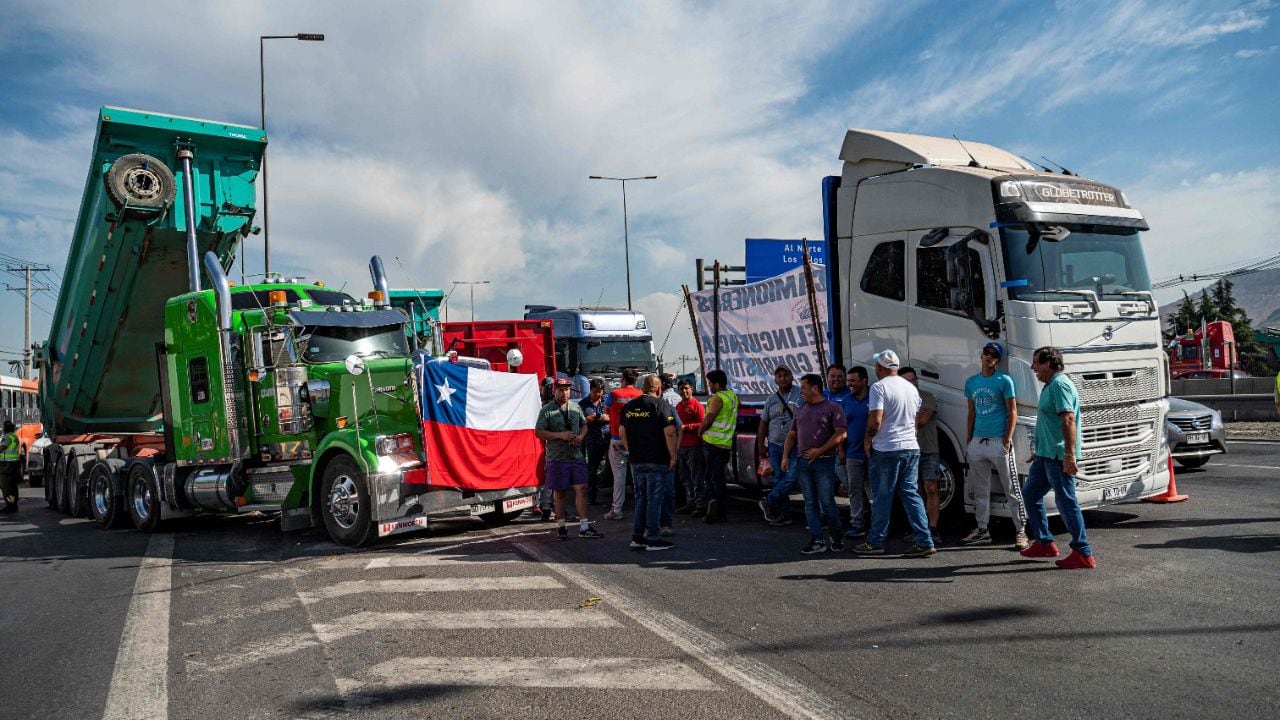 Camioneros que mantienen cerradas parcialmente varias rutas. Foto: AFP