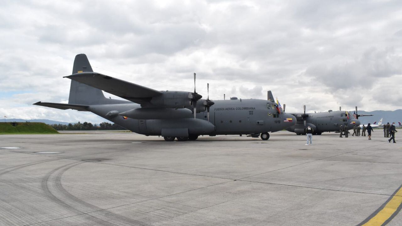 Estados Unidos entrega en donación dos aviones Hércules a Colombia.