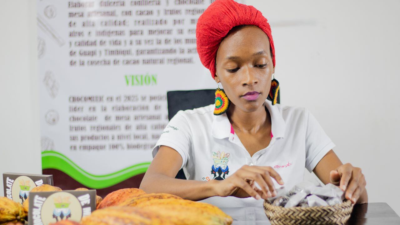Chocomueic, una iniciativa creada por mujeres negras e indígenas de Guapi, Cauca, para elaborar y comercializar productos derivados del cacao y confitería artesanal.