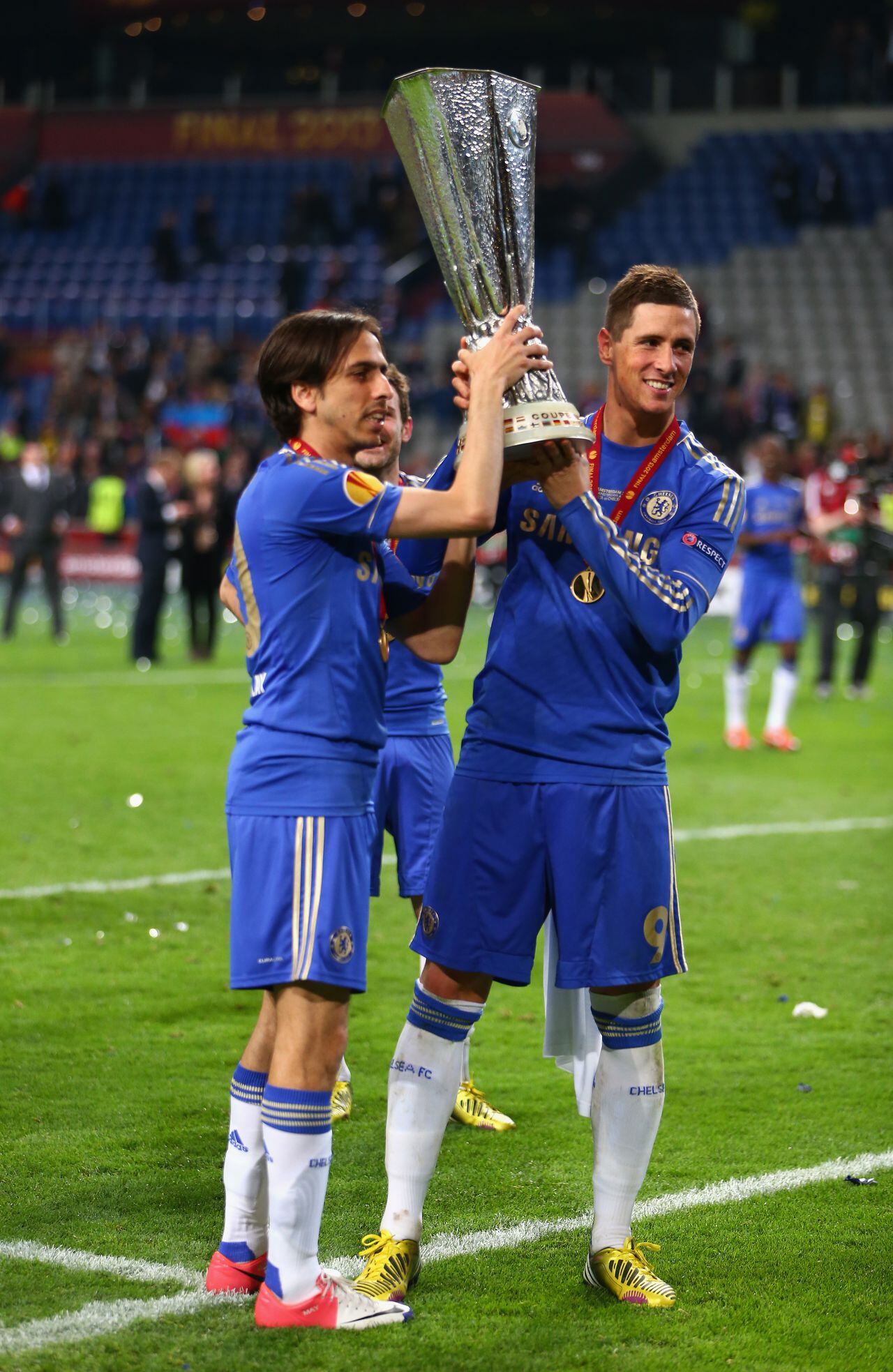 Yossi Benayoun y Fernando Torres ganaron con Chelsea la Europa League.