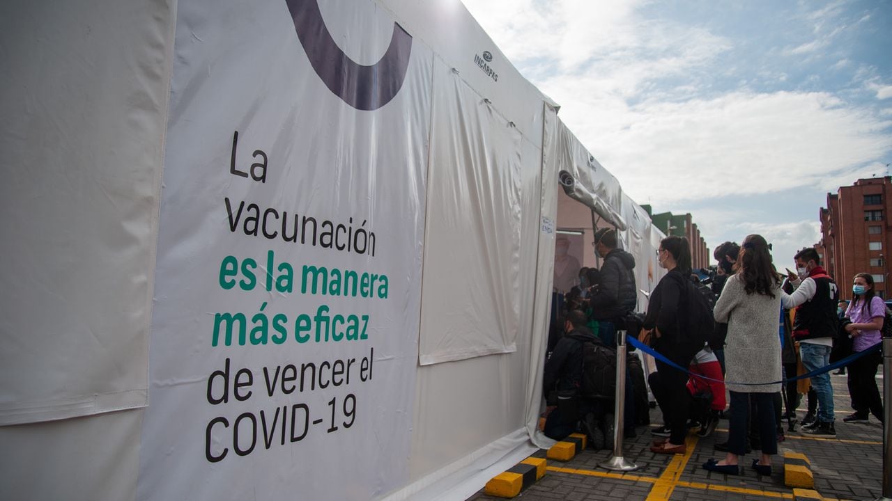 Vacunación en Bogotá. (Photo by: Chepa Beltran/VW Pics/Universal Images Group via Getty Images)