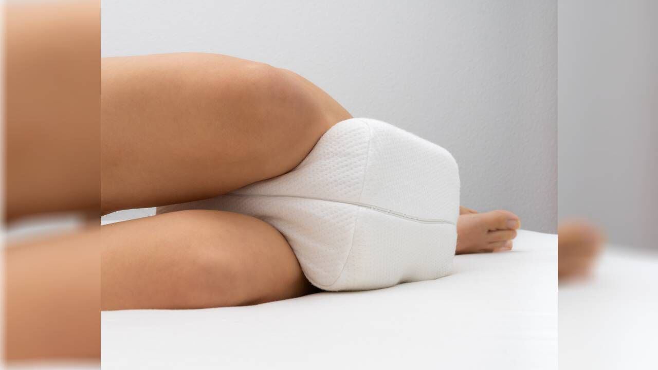 Beneficios de dormir con una almohada para piernas - ColchonesAznar - Blog