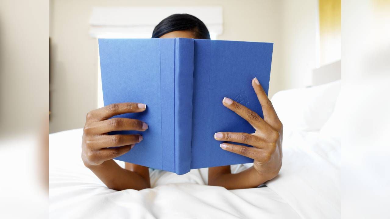 Expertos indican que leer es buen hábito que mejora la salud mental. Foto: Getty Images.