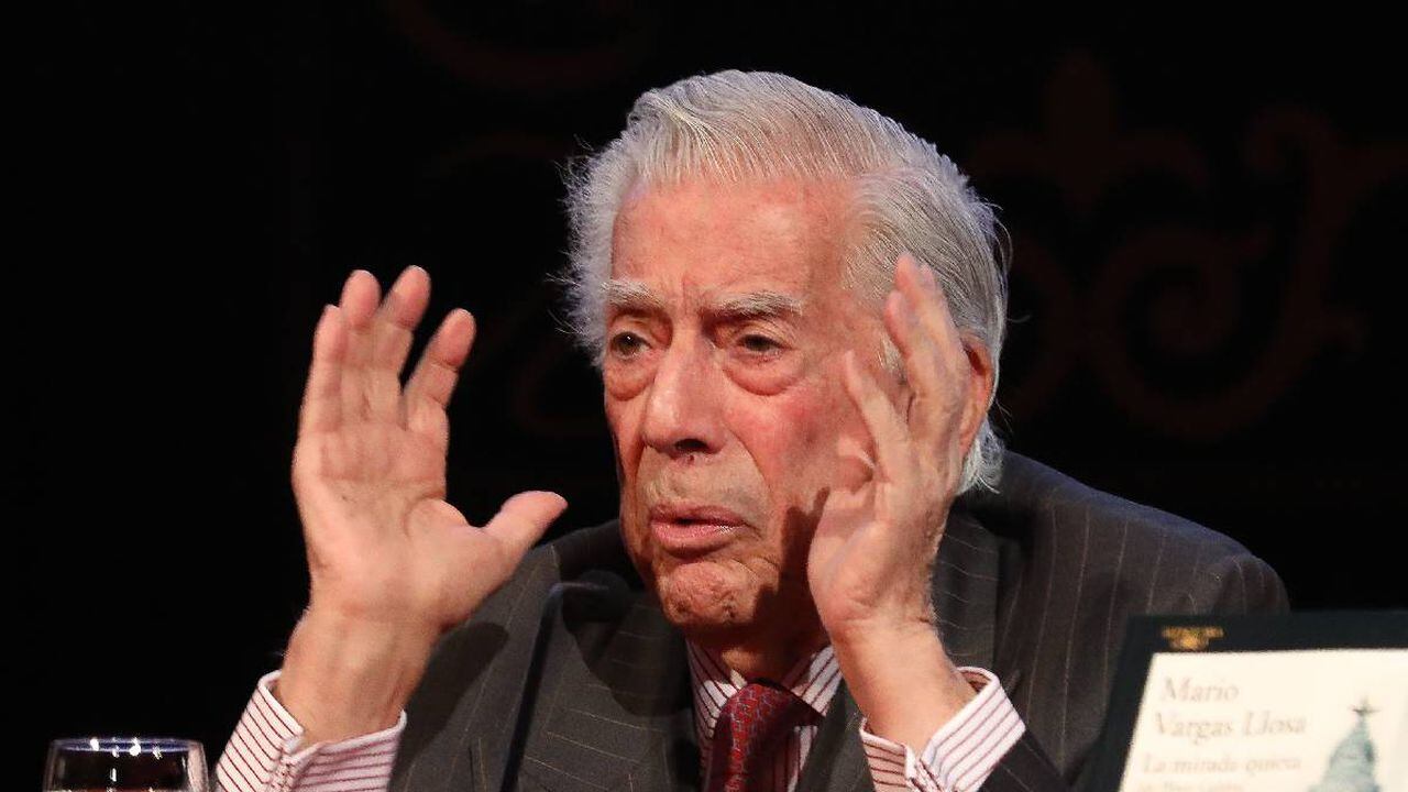 Mario Vargas Llosa fue hospitalizado tras confirmarse su caso de covid, según detalló uno de sus hijos.
