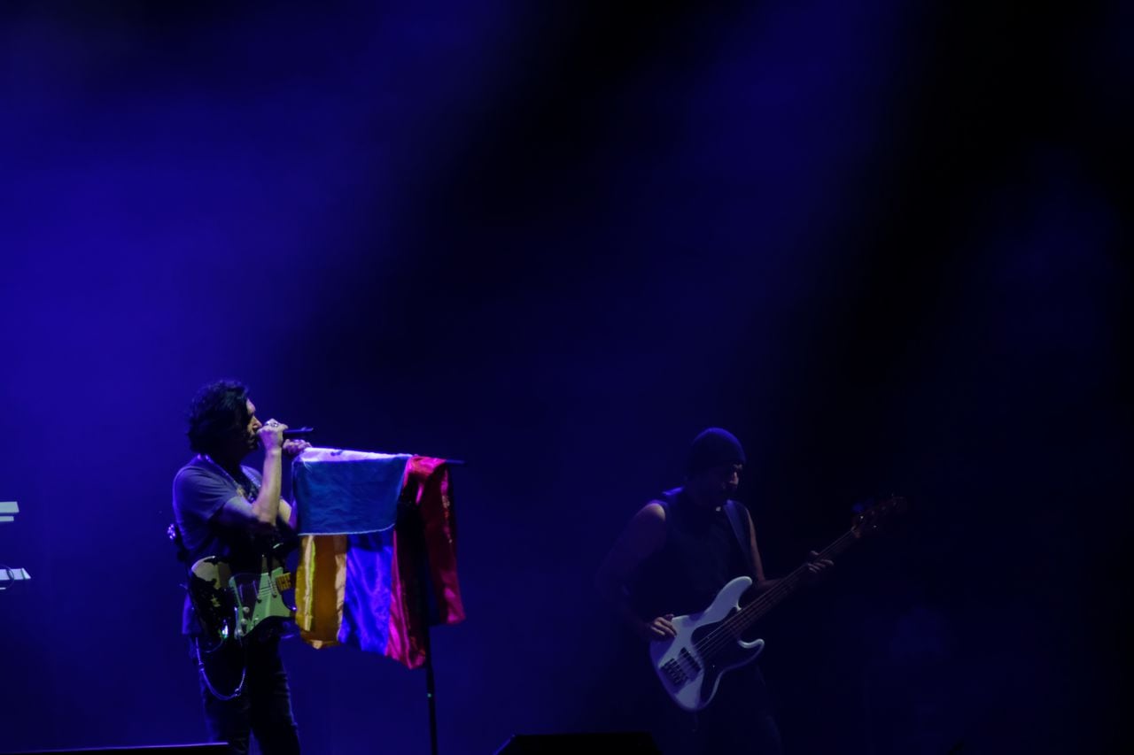 Caifanes y la bandera colombiana en el FESTIVAL CORDILLERA 2022.