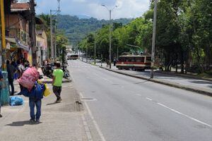 Con vehículos un grupo de manifestantes bloquea la avenida Barranquilla y el puente regional en Medellín.