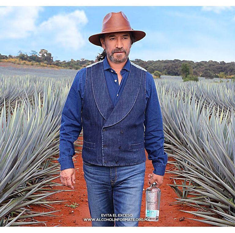 Solís es aficionado al tequila y tiene su propia marca. Foto: Instagram @tesoroazul_tequila.