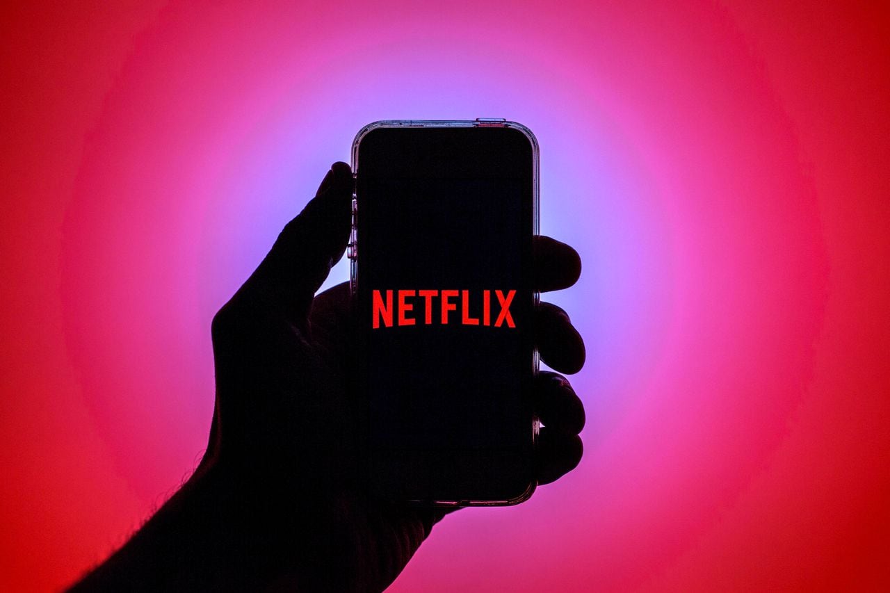 An dëser Fotoillustratioun ass d'Netflix Applikatioun déi op der Pantalla vun engem Smartphone kënnt.