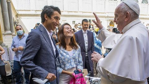 En visita al Vaticano, Egan Bernal regaló una bicicleta al papa Francisco