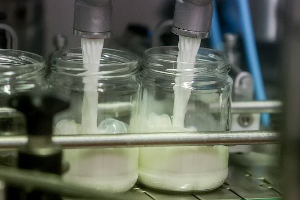 Se aconseja el consumo del kéfir una bebida muy parecida al yogur. Se trata de un producto lácteo líquido y muy aromático, que se obtiene por una doble fermentación y en cuya elaboración han participado una serie de microorganismos diferentes a este.  (Photo By Ricardo Rubio/Europa Press via Getty Images)