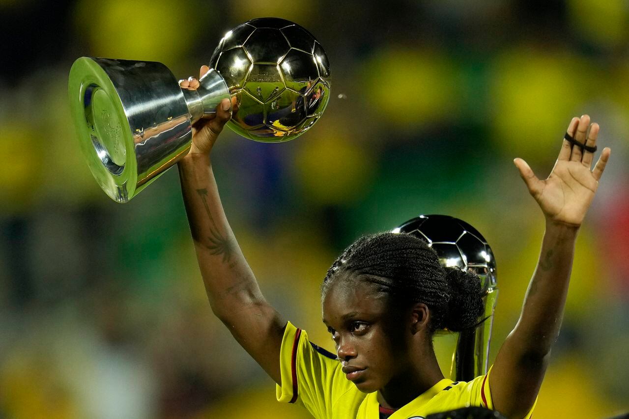 Linda Caicedo recibió el trofeo a la mejor jugadora de la Copa América Femenina 2022