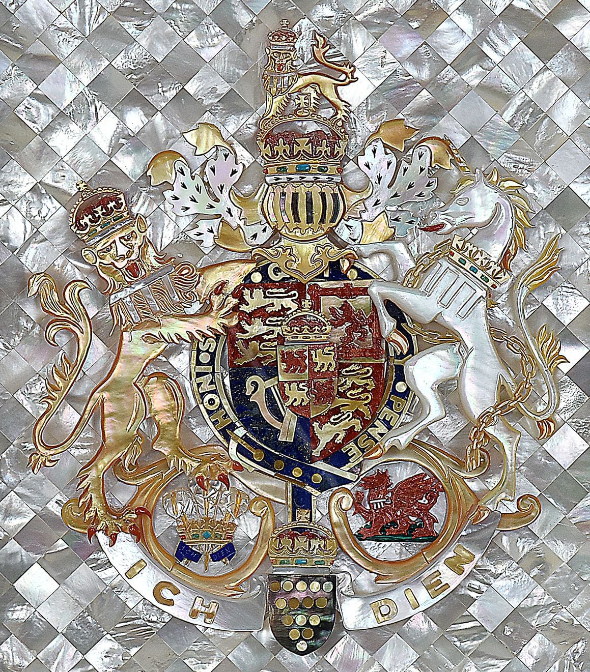 El Escudo de nácar del monarca británico (detalle). Foto Emilio Yidi, 2020.