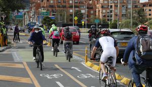nueva cicloruta avenida novena
biciusuarios ciclistas en hora de pico y placa trafico movilidad
Bogota oct 1 del 2020
Foto Guillermo Torres Reina / Semana