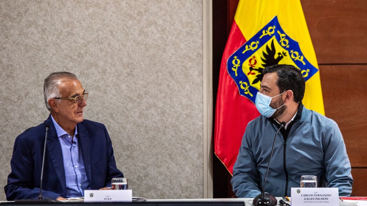 El alcalde de Bogotá, Carlos Fernando Galán, y el ministro de Defensa, Iván Velásquez, lideraron un consejo de seguridad en la capital del país.