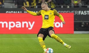 Dortmund's Erling Haaland, scores on a penalty kick during the German Bundesliga soccer match between Borussia Dortmund and Greuther Fuerth in Dortmund, Germany, Wednesday, Dec. 15, 2021. (AP Photo/Martin Meissner)