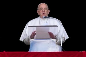 El papa Francisco ofrece un discurso mientras recita la plegaria de Regina Coeli desde la ventana de su estudio con vistas a la Plaza de San Pedro del Vaticano, el domingo 16 de abril de 2023. (AP Foto/Andrew Medichini)