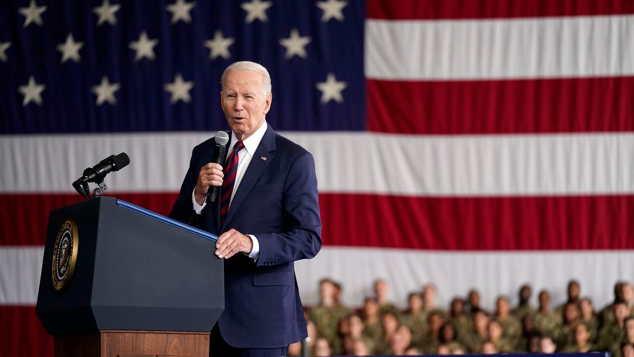 El presidente Joe Biden habla en la Base Conjunta Elmendorf-Richardson para conmemorar el aniversario de los ataques terroristas del 11 de septiembre, el lunes 11 de septiembre de 2023, en Anchorage