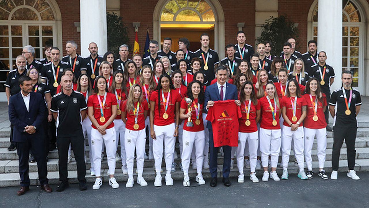 Jugadoras de la selección española con el primer ministro Pedro Sánchez.