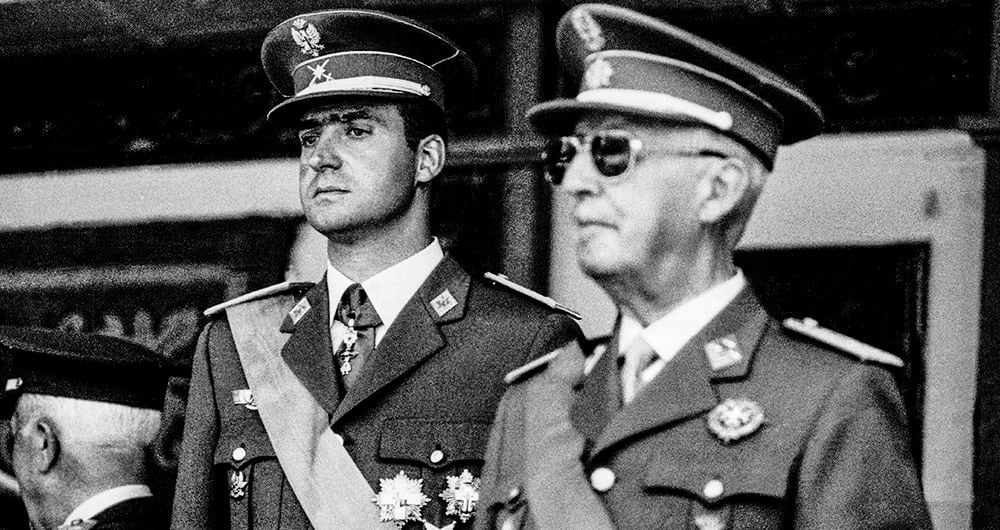 Don Juan Carlos y el general Francisco Franco. El rey se hizo indispensable para la transición a la democracia en España. 