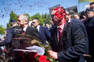 El embajador ruso en Polonia, Sergey Andreev, cubierto en pintura roja en Varsovia, Polonia, el lunes 9 de mayo de 2022. (AP Foto/Maciek Luczniewski)