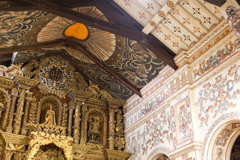 ...o las pinturas religiosas en el techo con el Sol dentro de la nave de la reducción jesuita en San Miguel, en Bolivia.