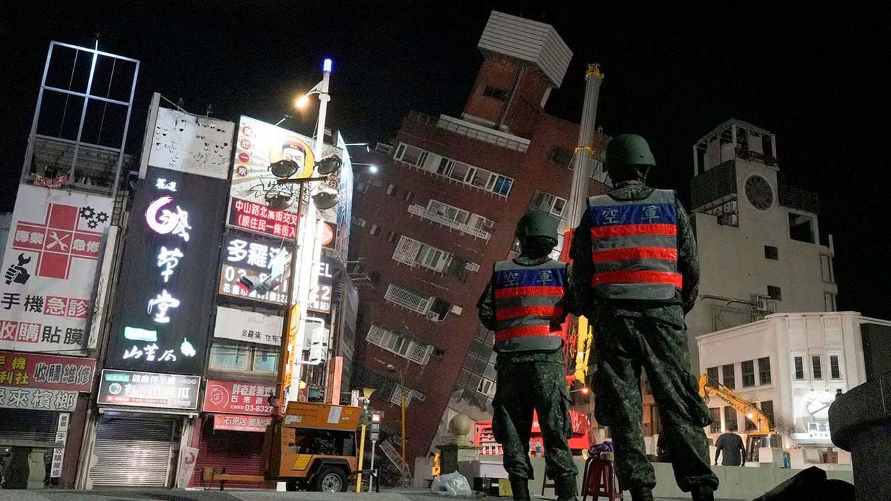 Soldados cerca del lugar donde un edificio que se derrumbó tras un terremoto en Hualien, Taiwán, el 3 de abril de 2024.