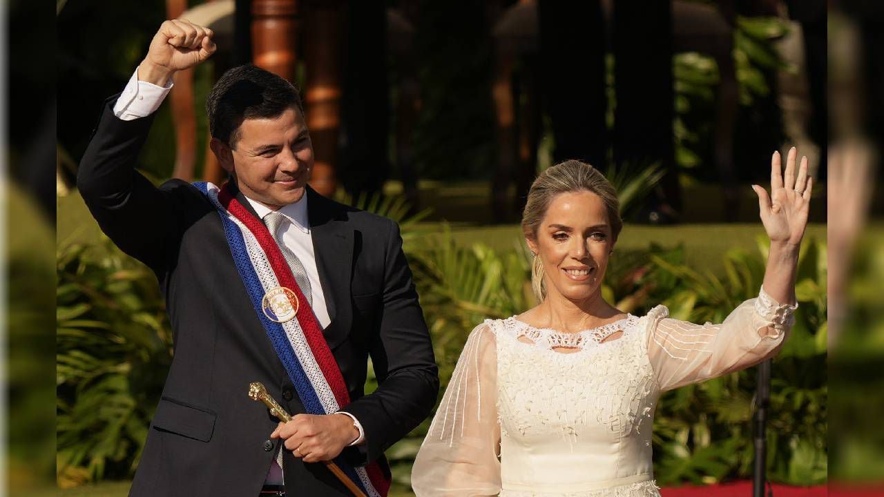 El nuevo presidente de Paraguay, Santiago Peña, y su esposa, Leticia Ocampos, saludaron después de prestar juramento el día de su toma de posesión en Asunción, Paraguay.