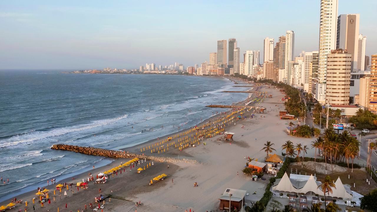 Colombia, Cartagena, Boca Grande, playa y horizonte de la ciudad.
