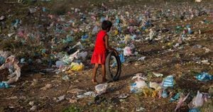 Los habitantes de varias zonas de La Guajira enfrentan dificultades debido a los altos volúmenes de basura con los que deben convivir. Foto: Esteban Vega La-Rotta
