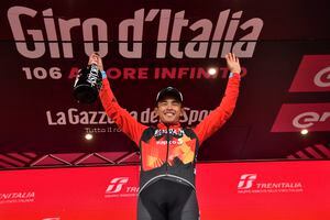 Santiago Buitrago en el podio del Giro de Italia 2023