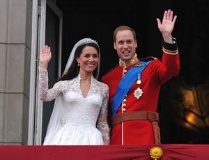 El príncipe William y su esposa Kate Middleton, a quien se le ha otorgado el título de Duquesa de Cambridge, saludan a la multitud desde el balcón del Palacio de Buckingham, Londres, después de su boda en la Abadía de Westminster. (Foto de John Stillwell / PA Images a través de Getty Images)