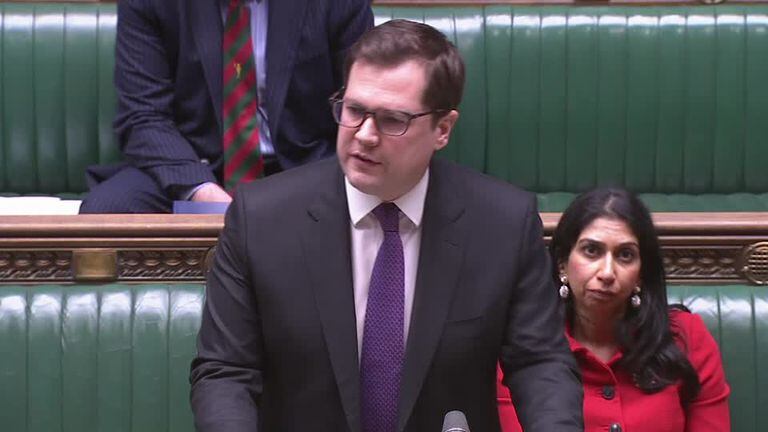 El ministro de inmigración británico, Robert Jenrick, habla en la cámara de los comunes sobre los planes del gobierno para la vivienda de los solicitantes de asilo
